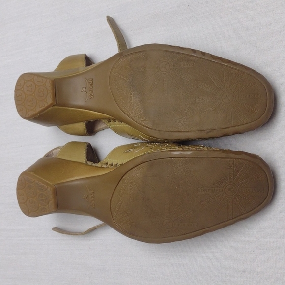 Pikolinos mustard colored sandal - Picture 5 of 5